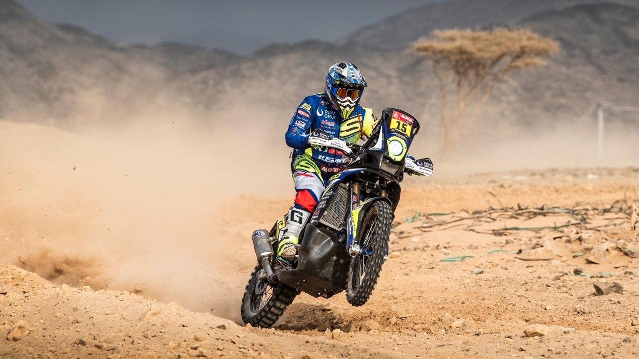 Toby Price conquista la primera etapa y raja las costuras de Honda