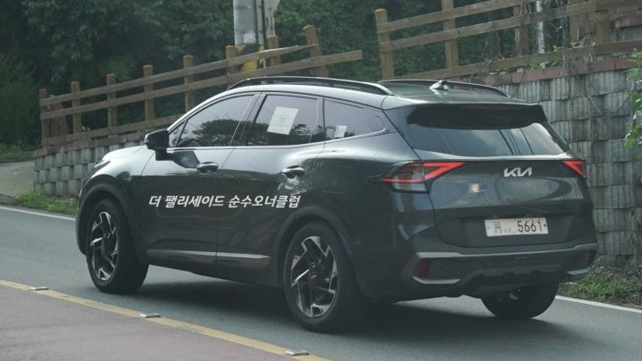 KIA Sportage 2022 - foto espía posterior