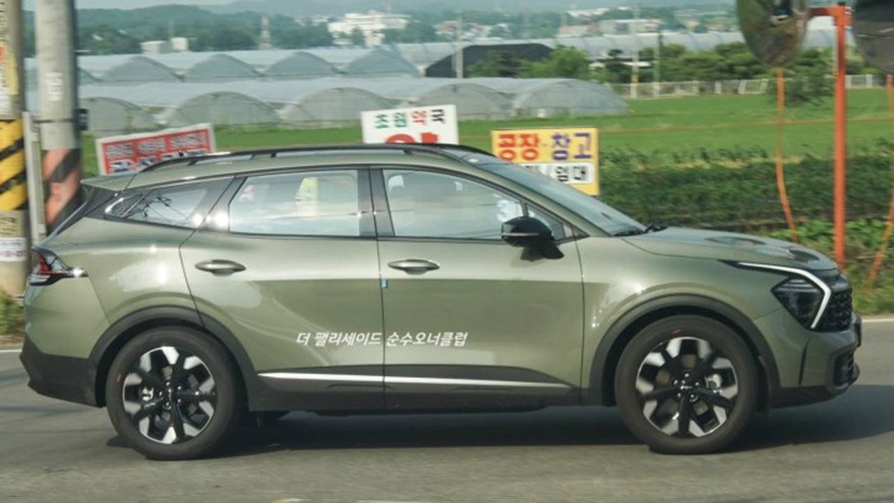 KIA Sportage 2022 - foto espía lateral
