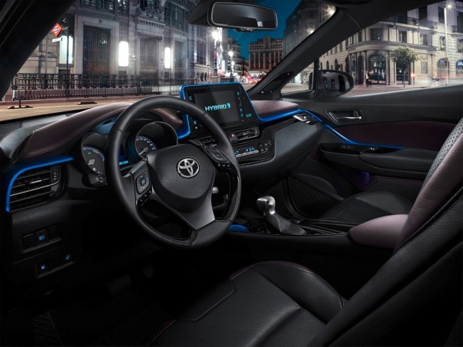 Toyota C-HR - interior