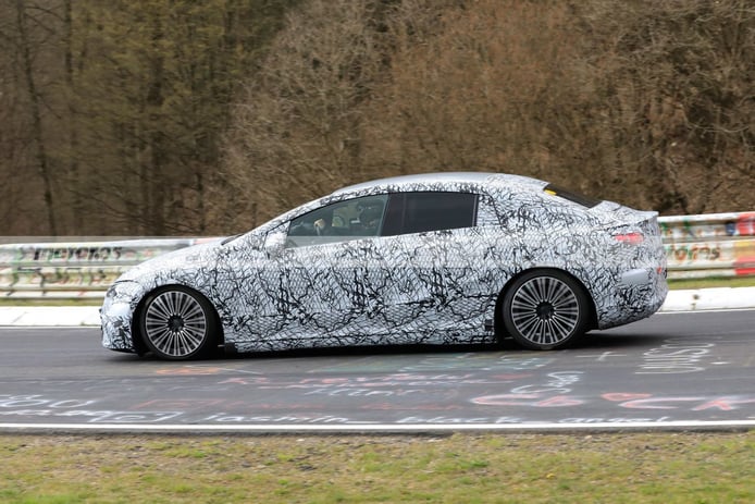Foto espía Mercedes EQE 2022 en Nürburgring - exterior