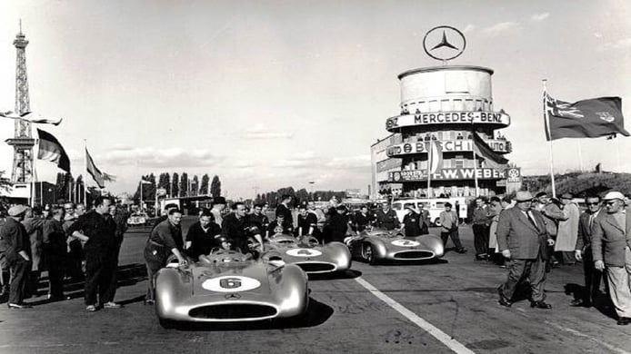 Los Mercedes W196 de Kling y Fangio en la salida en AVUS