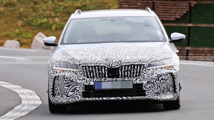 Skoda Superb 2023 - foto espía frontal