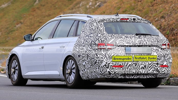 Skoda Superb 2023 - foto espía posterior