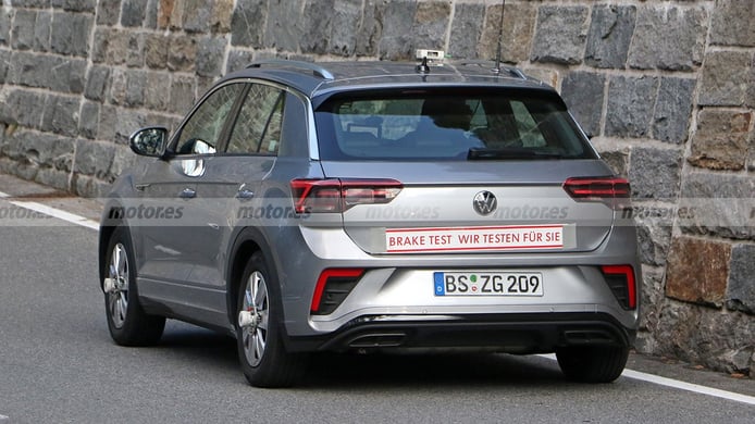 Volkswagen T-Roc R-Line 2022 - rear spy photo