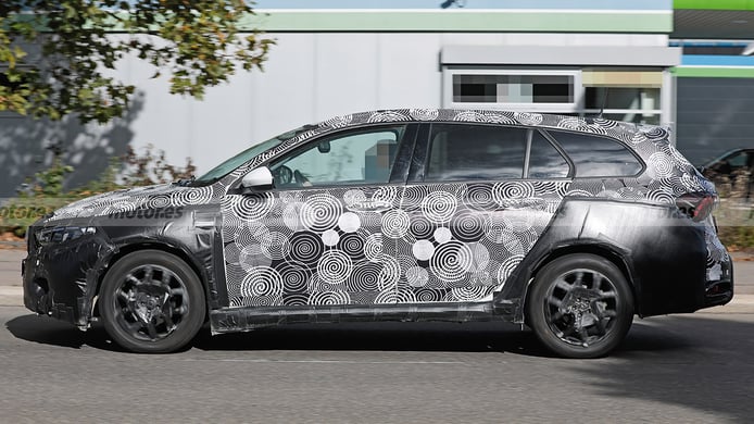 FIAT Tipo Cross Station Wagon - side spy photo