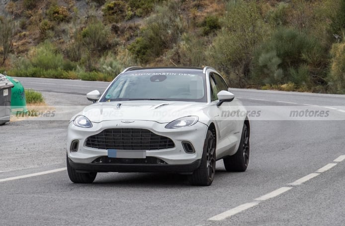 aston-martin-dbx-mhev-fotos-espia-202181761-1636547731_1.jpg