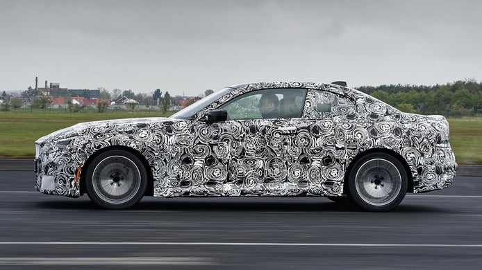 BMW 2 Series Coupe 2022 - шпионское фото сбоку