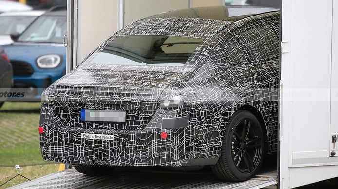 The new BMW i5, the future luxury electric saloon, in detail in these spy photos BMW i5 - rear spy photo