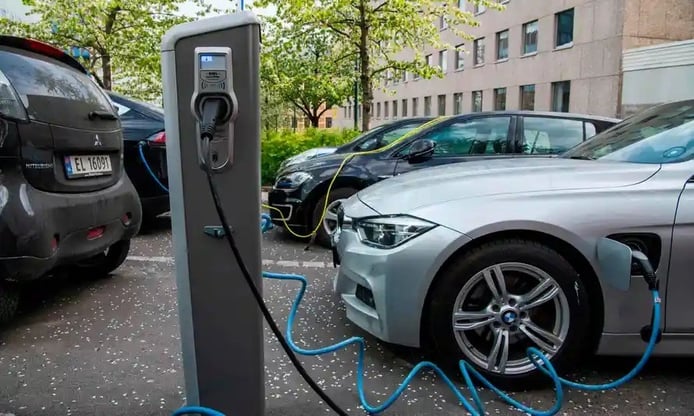 Foto coches eléctricos cargando en instalación pública