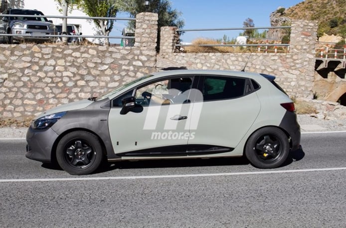 Renault Clio 2019 - foto espía lateral Renault Clio 2019 - foto espía lateral