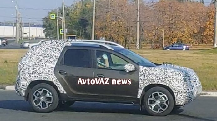 Renault Duster 2021 - foto espía lateral