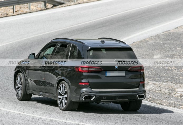 BMW X5 2023 - foto espía posterior