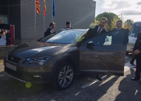 El Rey Felipe VI con Artur Mas en un Seat Leon X-Perience