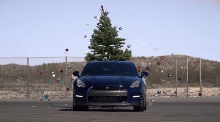 Así se quitan los adornos de navidad con un Nissan GT-R