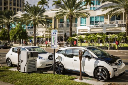 Nissan y BMW se alían para instalar 120 puntos de recarga en EEUU