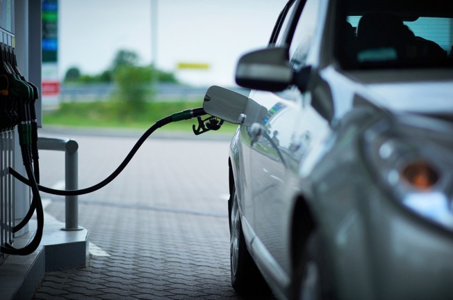 Repostaje de combustible en una gasolinera Repostaje de combustible en una gasolinera
