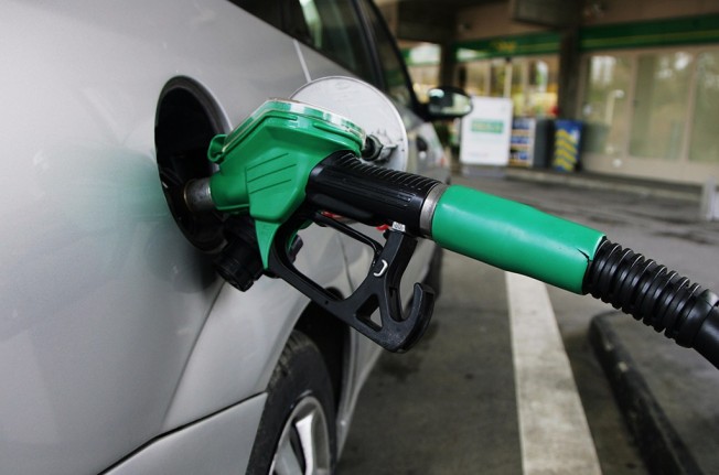 Repostaje de combustible en una gasolinera Repostaje de combustible en una gasolinera