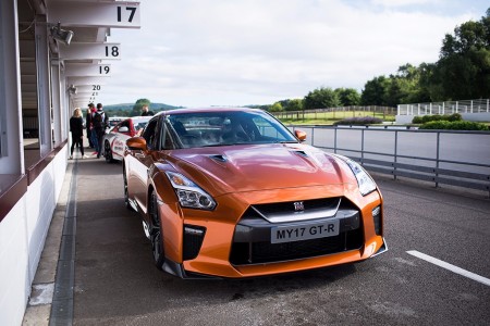 Probando los juguetes de Nissan en el circuito de Goodwood, una agradable mañana de domingo