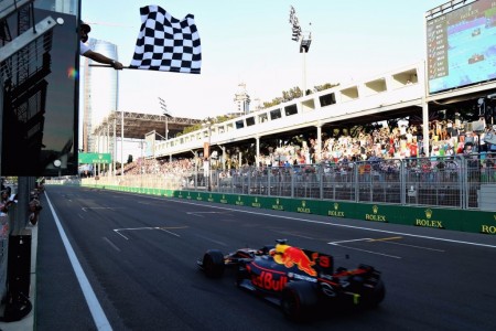 Un aficionado ondeará la bandera a cuadros en el GP de Austria