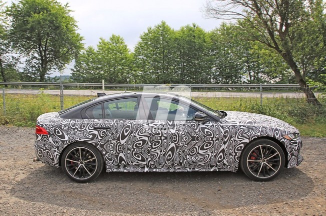 Jaguar XE SVR 2018 - foto espía lateral Jaguar XE SVR 2018 - foto espía lateral
