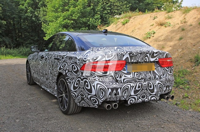Jaguar XE SVR 2018 - foto espía posterior Jaguar XE SVR 2018 - foto espía posterior