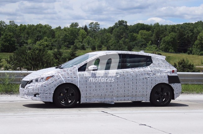 Nissan Leaf 2018 - foto espía lateral Nissan Leaf 2018 - foto espía lateral