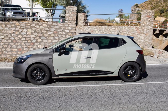 Renault Clio 2019 - foto espía lateral Renault Clio 2019 - foto espía lateral