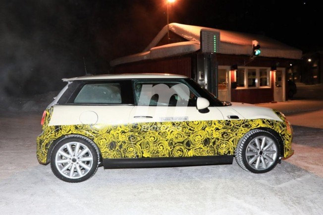 MINI Eléctrico - foto espía lateral MINI Eléctrico - foto espía lateral