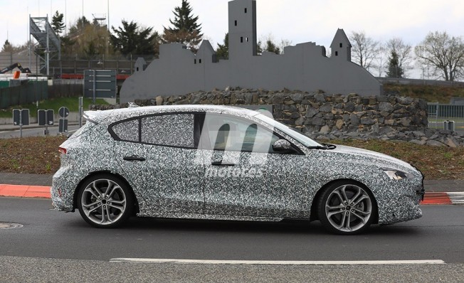 Ford Focus ST 2019 - foto espía lateral Ford Focus ST 2019 - foto espía lateral