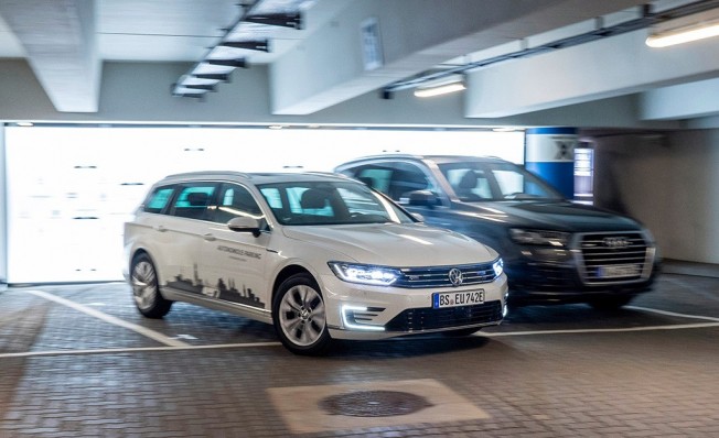 El Grupo Volkswagen ofrecerá de serie la función de arpacamiento autónomo El Grupo Volkswagen ofrecerá de serie la función de arpacamiento autónomo