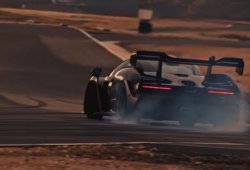 Bruno Senna pone de lado el nuevo McLaren Senna en circuito