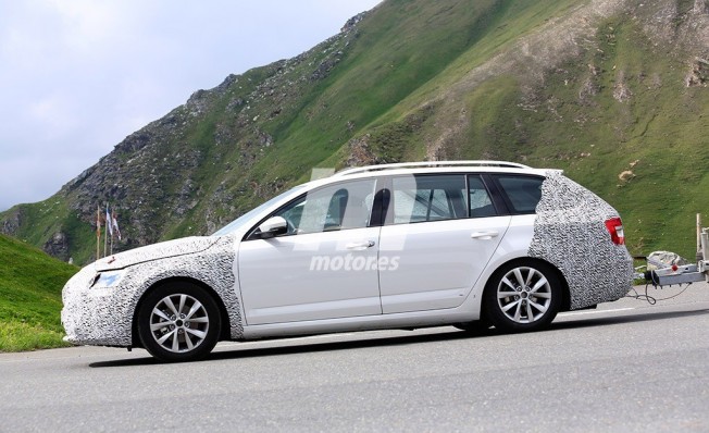 Skoda Octavia 2020 - foto espía lateral Skoda Octavia 2020 - foto espía lateral