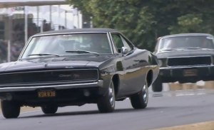 El Mustang Bullitt original recrea la célebre persecución con un Charger en Goodwood