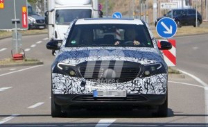 El nuevo Mercedes EQC pierde camuflaje y deja ver parte de su interior