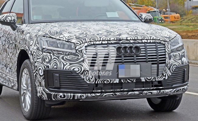 Audi Q2 L e-tron - foto espía frontal Audi Q2 L e-tron - foto espía frontal