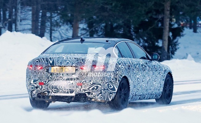 Jaguar XE 2019 - foto espía posterior Jaguar XE 2019 - foto espía posterior