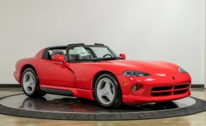 Aparece a la venta un Dodge Viper de 1992 a estrenar