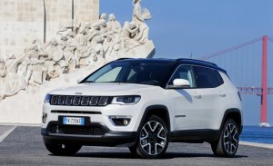 Italia - Febrero 2019: El Jeep Compass aparca en el podio