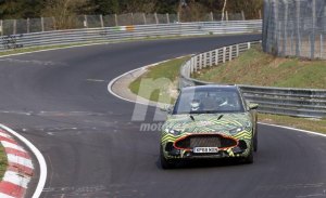 Nos asomamos al interior del nuevo Aston Martin DBX en unas últimas fotos espía