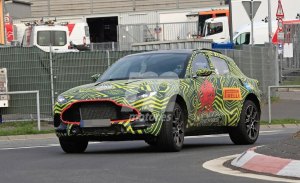 El nuevo Aston Martin DBX se adentra en la pista de pruebas de Nürburgring