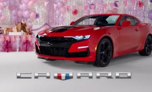 Chevrolet envía una burlona felicitación al Ford Mustang por su aniversario