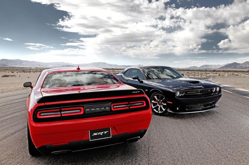 Drag race: Dodge Challenger Hellcat vs Dodge Challenger Demon