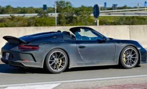 El nuevo Porsche 911 Speedster cazado con su alerón desplegado