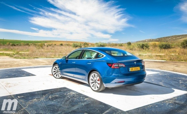 Tesla Model 3 - posterior Tesla Model 3 - posterior