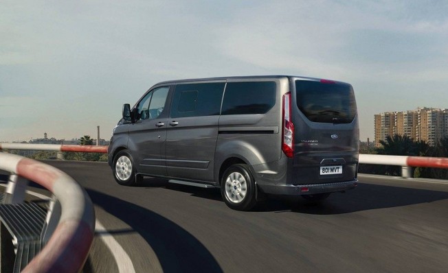 Ford Tourneo Custom Plug-in Hybrid - posterior Ford Tourneo Custom Plug-in Hybrid - posterior