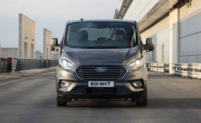 Ford Tourneo Custom Plug-in Hybrid - frontal Ford Tourneo Custom Plug-in Hybrid - frontal