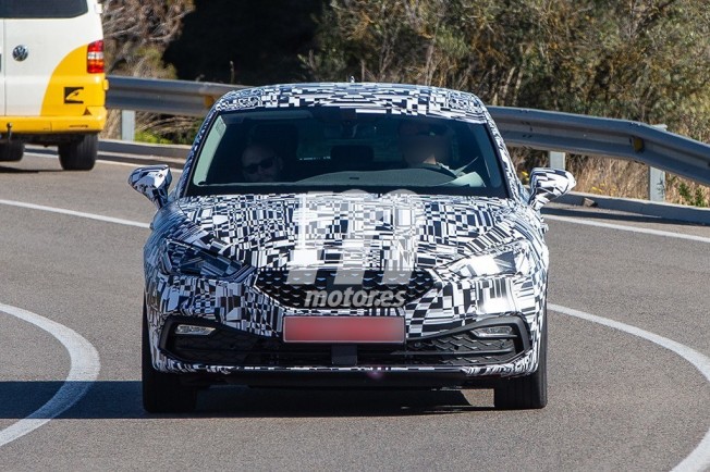 SEAT León 2020 - foto espía frontal SEAT León 2020 - foto espía frontal