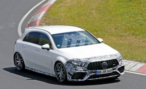 El Mercedes-AMG A 45 pierde camuflaje y estrena spoiler fijo en Nürburgring