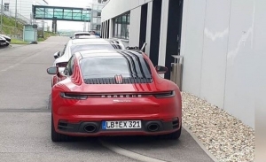 El Porsche 911 Carrera Coupé base avistado totalmente desnudo